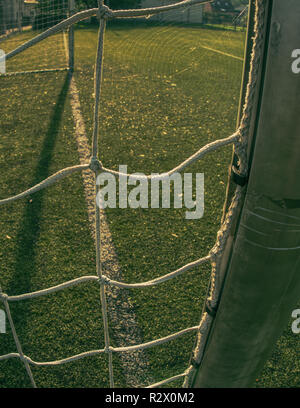 Le champ vert soccer vue par carré blanc gate net. Fond sport Football Banque D'Images