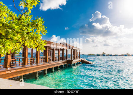 Maldives dock et zone d'aéroport pour les touristes dans une journée ensoleillée. Quai ou port de luxe aux Maldives avec mangrove avec lagune d'azur Banque D'Images