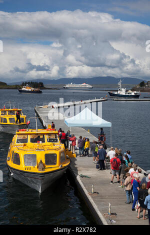 Ferries à les pontons dans la baie d'Oban, Argyll, Scotland en tenant pour passagers et d'un navire de croisière dans le port de plaisance. Banque D'Images