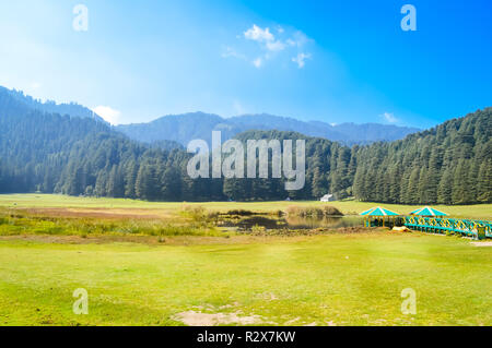 Vue panoramique magnifique sur le paysage de la vallée de l'himalaya 'DALHOUSIE KULLU', le Jammu-et-Cachemire, Himachal Pradesh, Inde, Asie. Célèbre pour Golf et Banque D'Images