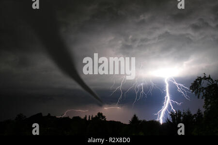 Tornado et la foudre Banque D'Images