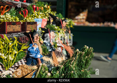 Libre de quelques bouquets de gui en vente sur un étal dans un marché de Noël Banque D'Images