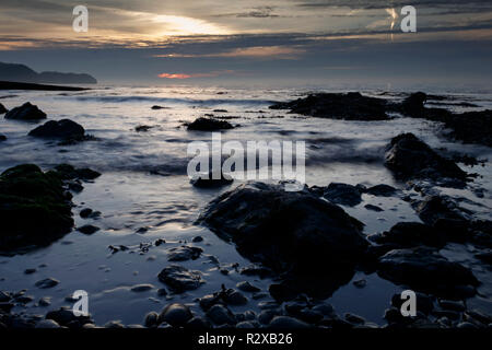 Clapotis des vagues autour des roches Banque D'Images