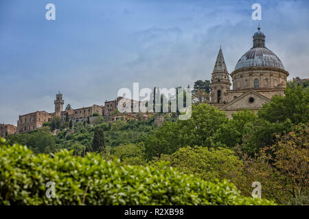 Vue de l'église Madonna di San Biagio et de la ville de Montepulciano en Toscane, Italie Banque D'Images