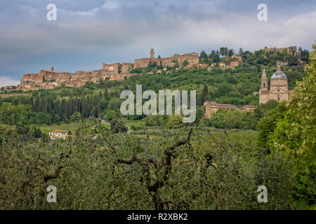 Le village médiéval de Montepulciano. Vue de l'église Madonna di San Biagio et de la ville de Montepulciano en Toscane, Italie Banque D'Images