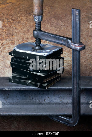 Vis de serrage lourde pression donnant à plusieurs disques durs Banque D'Images