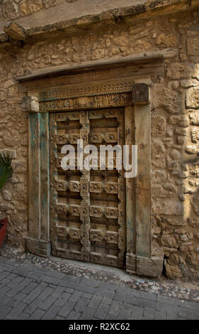 Vieille porte en bois sculpté au quartier historique de Kyrenia. Chypre Banque D'Images