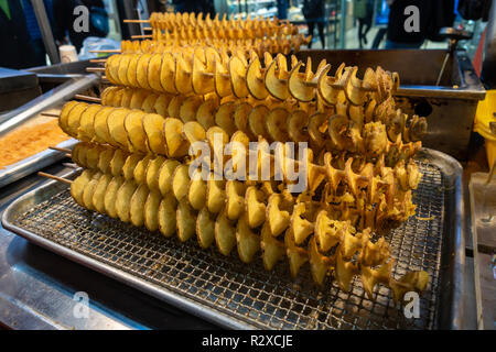 Un street food à Gangnam à Séoul, Corée du Sud, la vente de pommes de terre frites en scewers les spirales. Banque D'Images