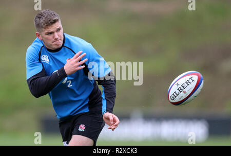 L'Angleterre Owen Farrell durant la session de formation à Pennyhill Park, Bagshot. Banque D'Images