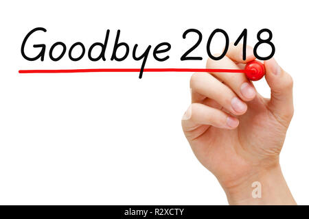 La main Au revoir année 2018 avec le marqueur sur du verre transparent de sélection isolé sur blanc. Banque D'Images