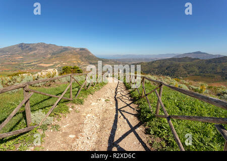 Tourisme marchant sur le sentier menant au théâtre grec de Segesta avec des vues spectaculaires sur la campagne méditerranéenne, la Sicile, l'Italie. Banque D'Images