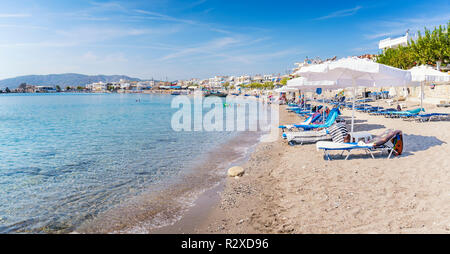 Chaises longues et parasols à la plage d'Haraki - (Rhodes, Grèce) Banque D'Images