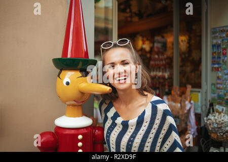 Pisa - Août 3, 2018 : Portrait of smiling woman près du magasin de souvenirs touristiques de Pise, Italie Banque D'Images