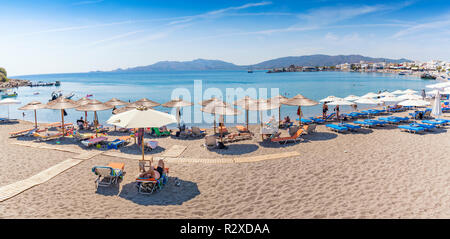 Vue de la plage d'Haraki Panoramatic et vacanciers (Rhodes, Grèce) Banque D'Images