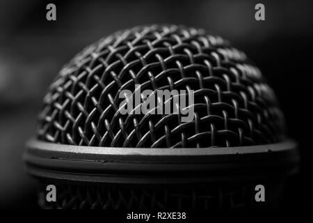 Microphone audio professionnelle monochrome auvent selective focus Banque D'Images