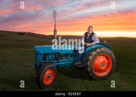 Ancien joueur de Rugby écossais Doddie Weir photographiée avec son tracteur Fordson Dexta dans sa ferme près de Galashiels. Banque D'Images