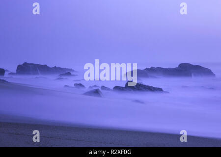 Seascape brumeux au crépuscule. Longue exposition. Analogique : 35mm film dia. Banque D'Images