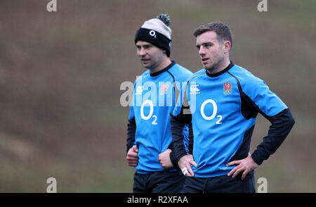 L'Angleterre George Ford (à droite) au cours de la session de formation à Pennyhill Park, Bagshot Banque D'Images