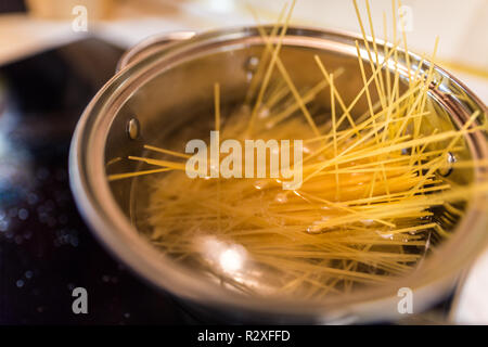 Cuisine spaghetti dans la cuisine du restaurant Banque D'Images