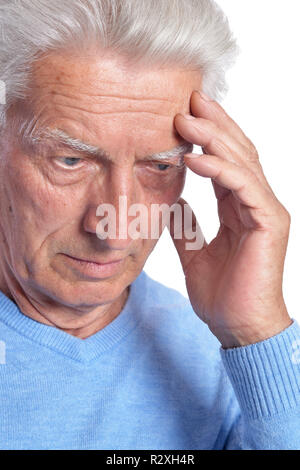 Portrait de pensée senior man on white background Banque D'Images