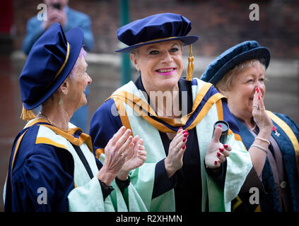 Eddie Izzard (centre) après avoir reçu un diplôme honorifique de l'Université St John de York au cours d'une cérémonie de remise des diplômes à la York Minster. Banque D'Images