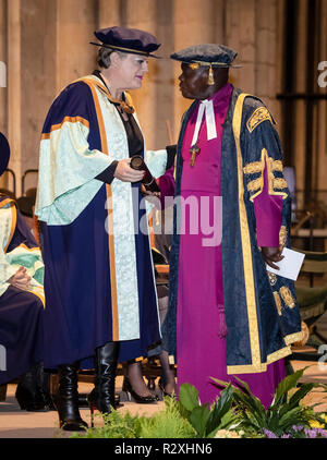 L'archevêque chancelier Dr John Sentamu (à droite) présente Eddie Izzard (à gauche) avec son diplôme honorifique de l'Université St John de York au cours d'une cérémonie de remise des diplômes à la York Minster. Banque D'Images