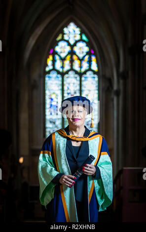 Eddie Izzard avec son diplôme honorifique de l'Université St John de New York à la veille d'une cérémonie de remise des diplômes à la York Minster. Banque D'Images