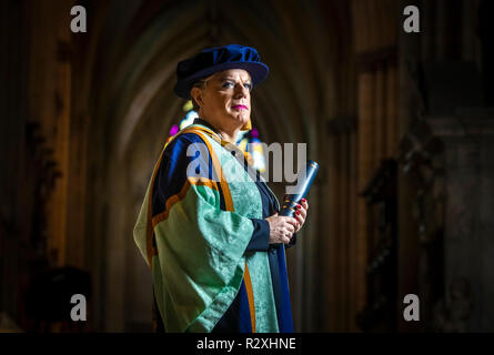 Eddie Izzard avec son diplôme honorifique de l'Université St John de New York à la veille d'une cérémonie de remise des diplômes à la York Minster. Banque D'Images