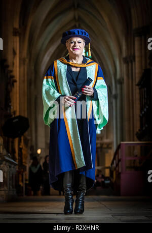 Eddie Izzard avec son diplôme honorifique de l'Université St John de New York à la veille d'une cérémonie de remise des diplômes à la York Minster. Banque D'Images