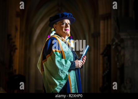 Eddie Izzard avec son diplôme honorifique de l'Université St John de New York à la veille d'une cérémonie de remise des diplômes à la York Minster. Banque D'Images