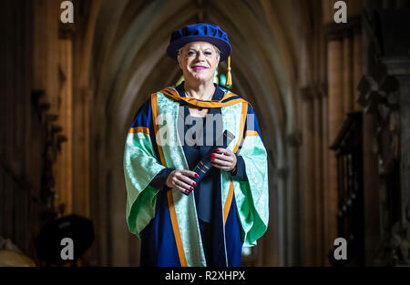 Eddie Izzard avec son diplôme honorifique de l'Université St John de New York à la veille d'une cérémonie de remise des diplômes à la York Minster. Banque D'Images