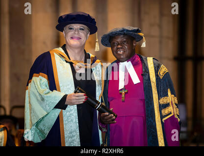 L'archevêque chancelier Dr John Sentamu (à droite) présente Eddie Izzard (à gauche) avec son diplôme honorifique de l'Université St John de York au cours d'une cérémonie de remise des diplômes à la York Minster. Banque D'Images