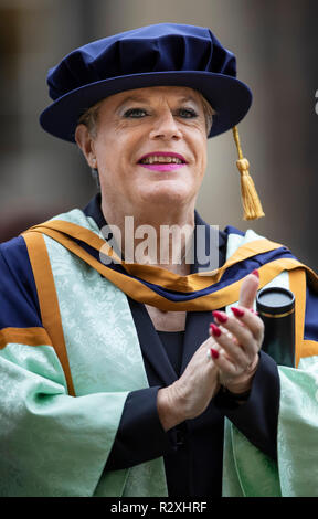 Eddie Izzard après avoir reçu un diplôme honorifique de l'Université St John de York au cours d'une cérémonie de remise des diplômes à la York Minster. Banque D'Images