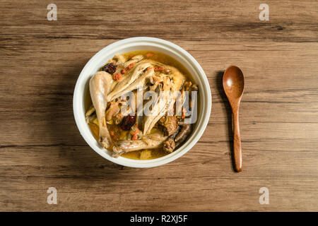La nourriture faite maison, soupe de poulet Banque D'Images