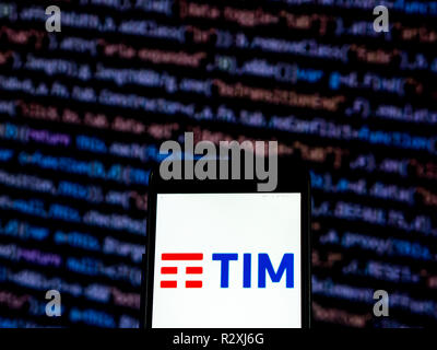 Logo du groupe Telecom Italia vu affichée sur un téléphone intelligent. TIM S.p.A., également sous le nom de Telecom Italia, est une entreprise de télécommunications italien basé à Rome et Milan, qui fournit des services de téléphonie, les services mobiles et les services de données DSL. C'est le plus grand fournisseur de services de télécommunications italien dans les recettes et les abonnés. Banque D'Images