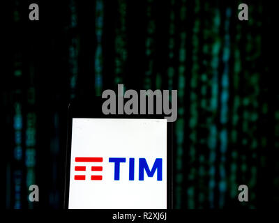 Logo du groupe Telecom Italia vu affichée sur un téléphone intelligent. TIM S.p.A., également sous le nom de Telecom Italia, est une entreprise de télécommunications italien basé à Rome et Milan, qui fournit des services de téléphonie, les services mobiles et les services de données DSL. C'est le plus grand fournisseur de services de télécommunications italien dans les recettes et les abonnés. Banque D'Images