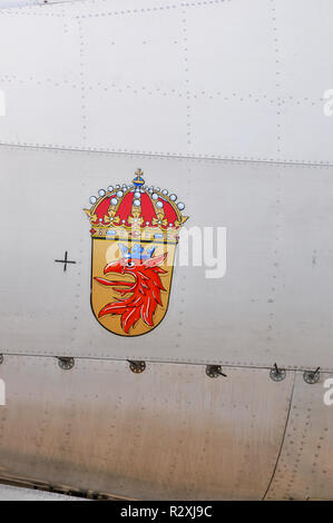 Saab 29 Tunnan, familièrement Flygande tunnan (anglais : 'The flying baril') de l'Armée de l'air suédoise vol historique. Avion de chasse à réaction avec le CREST Banque D'Images