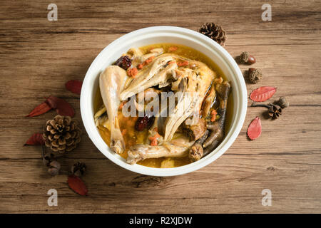 La nourriture faite maison, soupe de poulet Banque D'Images