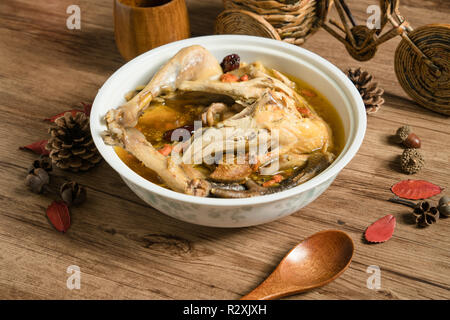 La nourriture faite maison, soupe de poulet Banque D'Images