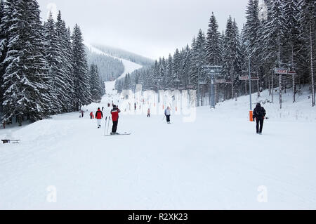 Jasna, Slovaquie - 18 janvier 2012. Vue de la pente de ski et du téléphérique sur un jour d'hiver à la station de ski Jasna, les Basses Tatras, en Slovaquie. Banque D'Images