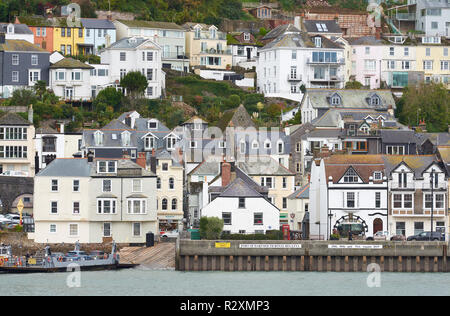 Ferry inférieur des piétons et des véhicules et les terres de remorqueurs au Dartmouth après avoir traversé la rivière Dart de Kingswear, Devon, Angleterre. Banque D'Images