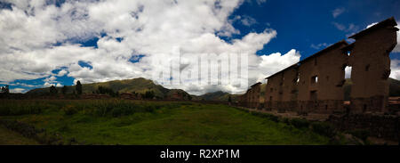 Vue de Temple de Wiracocha faite avec la maçonnerie polygonale au site archéologique de Raqchi à Cuzco, Pérou Banque D'Images