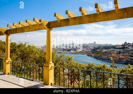 Porto, Portugal - 6 octobre 2018 : des jardins du Palais de Cristal d'une magnifique vue sur le fleuve Douro et ses rives, Porto, Portugal Banque D'Images