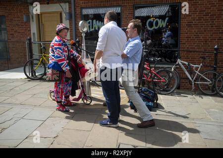 Une équipe de télévision a interviewé une femme dans une combinaison Union Jack la veille du mariage royal du prince Harry et de Meghan Markle. Banque D'Images