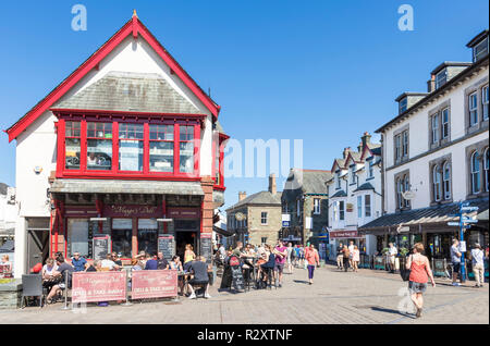 Lake district UK Keswick Lake District personnes shopping dans les magasins et cafés sur la rue principale place de marché Keswick Cumbria England GB UK Europe Banque D'Images