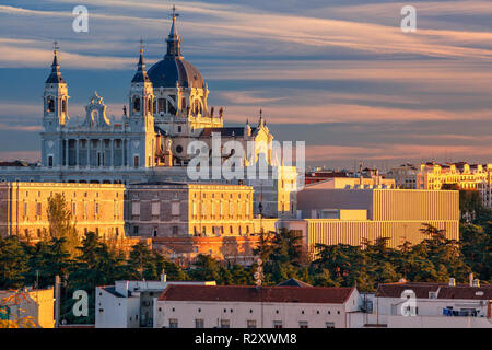 Madrid. Droit de Madrid skyline avec Santa Maria la Real de la cathédrale Almudena et le Palais Royal pendant le coucher du soleil. Banque D'Images