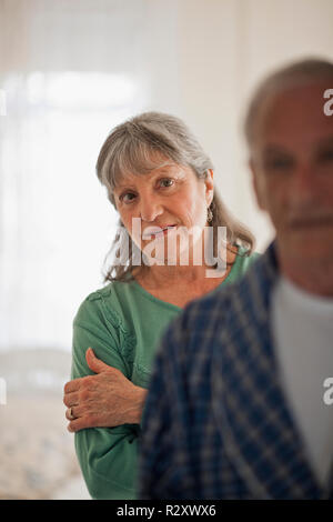 Senior woman réconforter bien mari. Banque D'Images