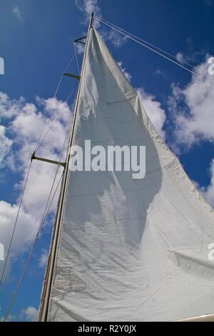 Voiles d'être soulevées contre un ciel bleu avec le vent de remplissage Banque D'Images