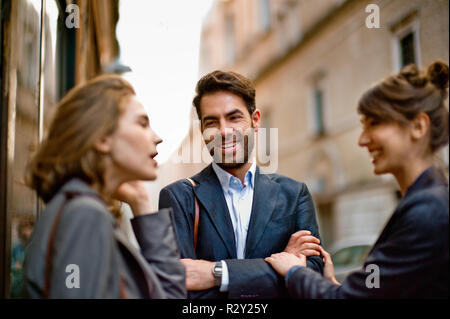 Heureux les jeunes collègues d'affaires prendre une pause de l'office. Banque D'Images