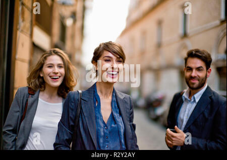 Heureux les jeunes collègues d'affaires prendre une pause de l'office. Banque D'Images